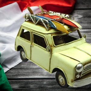 automobile in metallo e resina tipo Mini Minor vendibile anche singolarmente misure cm 16x8x8.5 Bazaritalia Dal 2004 al servizio del cliente…fornitura gadget e souvenir personalizzati per negozianti