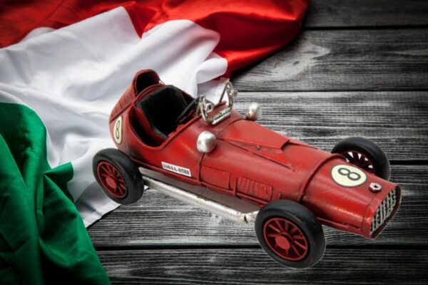 auto da corsa anni 30 tipo mille miglia vendibile anche singolarmente misure cm 16x7x5.5 in resina e metallo Bazaritalia Dal 2004 al servizio del cliente…fornitura gadget e souvenir personalizzati per negozianti