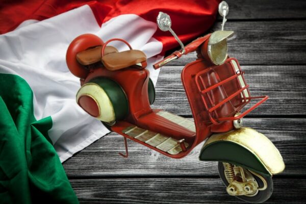 motoretta tipo piaggio vespa vintage vendibile anche singolarmente misure cm 26.5x9.5x17.5 in resina e metallo Bazaritalia Dal 2004 al servizio del cliente…fornitura gadget e souvenir personalizzati per negozianti