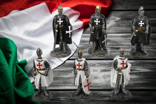 cavalieri crociati bianchi e neri misure H cm 7.5 in resina con finiture dipinte a mano confezione da 12 pz assortiti 6 bianchi e 6 neri