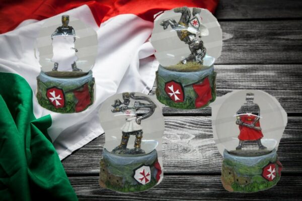 palle di vetro con cavalieri 8x9cm in resina con finiture dipinte a mano confezione da 4 pezzi assortiti Bazaritalia fornitura gadget e souvenir negozianti